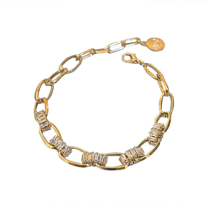 Goldenes Armband mit funkelnden Kristallen