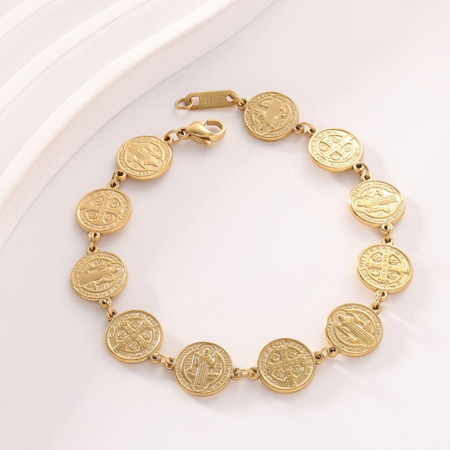 Goldenes Armband mit Jesus- und Kreuz-Motiven