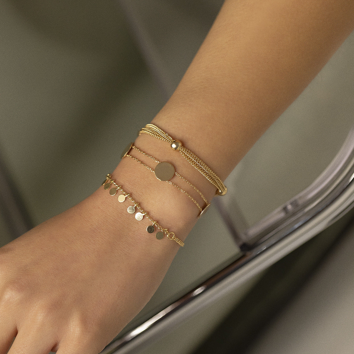 Elegantes goldenes Armband